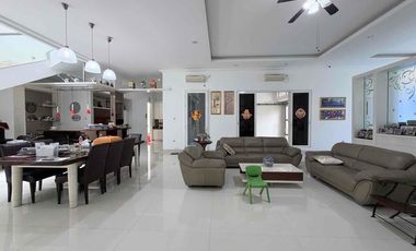 Turun! Rumah Mewah Hoek 479m2 Anti Banjir di Kompleks Greenville