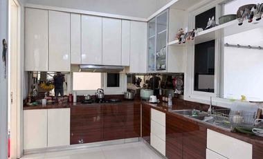 Turun! Rumah Mewah Hoek 479m2 Anti Banjir di Kompleks Greenville