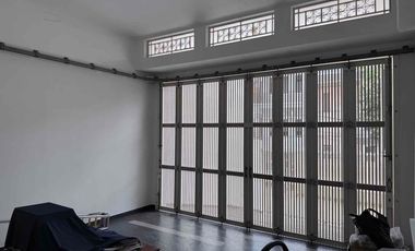 Turun! Rumah Mewah Hoek 479m2 Anti Banjir di Kompleks Greenville