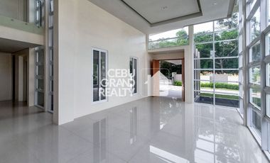 Luxury Residence with Expansive Terrace at Maria Luisa Park