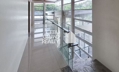 Luxury Residence with Expansive Terrace at Maria Luisa Park