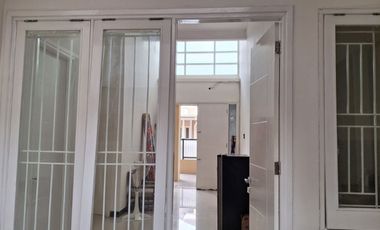 Disewakan Rumah  Pondok Chandra, Cluster Saphire, Delima Barat. Bagus, minimalis, siap pakai.