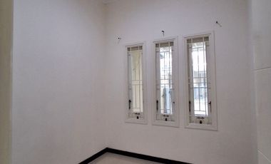 Disewakan Rumah  Pondok Chandra, Cluster Saphire, Delima Barat. Bagus, minimalis, siap pakai.