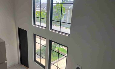 Disewakan  rumah  2 lantai (mezzanine) 2 kamar tidur kondisi masih baru di Srimaya Residences Bekasi