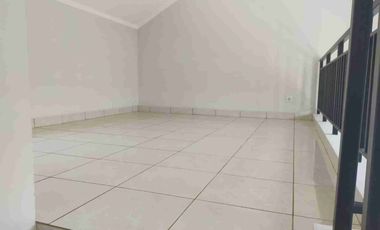Disewakan  rumah  2 lantai (mezzanine) 2 kamar tidur kondisi masih baru di Srimaya Residences Bekasi