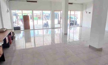 Disewakan ruko gandeng komersil strategis sudah pintu kaca kosambi