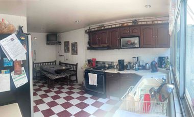 CASA (CON JARDÍN) PARA REMODELAR EN UNA EXCELENTE UBICACIÓN