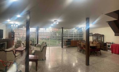 CASA (CON JARDÍN) PARA REMODELAR EN UNA EXCELENTE UBICACIÓN