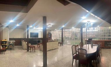 CASA (CON JARDÍN) PARA REMODELAR EN UNA EXCELENTE UBICACIÓN