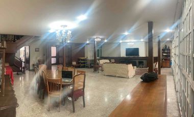 CASA (CON JARDÍN) PARA REMODELAR EN UNA EXCELENTE UBICACIÓN