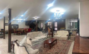 CASA (CON JARDÍN) PARA REMODELAR EN UNA EXCELENTE UBICACIÓN