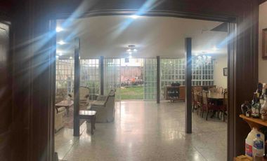 CASA (CON JARDÍN) PARA REMODELAR EN UNA EXCELENTE UBICACIÓN