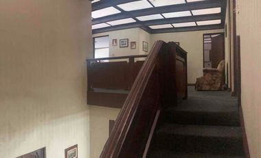 CASA (CON JARDÍN) PARA REMODELAR EN UNA EXCELENTE UBICACIÓN