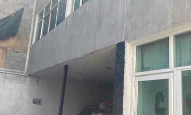 CASA (CON JARDÍN) PARA REMODELAR EN UNA EXCELENTE UBICACIÓN