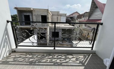 Dijual Rumah Cibubur 3 Lantai Rooftop Harjamukti Brand New House  Nempel MRT Cibubu