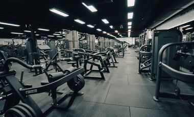 edificio comercial con negocio de gimnasio de venta en cuenca ecuador sector pista de bicicross