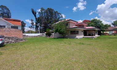 Terreno de venta en plena Ave. Primero de mayo Cuenca. a 300 metros de los 3 puentes. Ideal para edificio IPRUS 10 PISOS