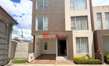 En Venta Casa con área verde en Av. de los Migrantes – Cuenca 📍
