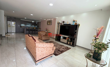 En Venta Casa con área verde en Av. de los Migrantes – Cuenca 📍