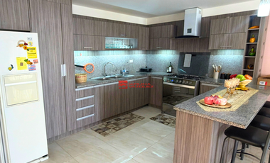 En Venta Casa con área verde en Av. de los Migrantes – Cuenca 📍