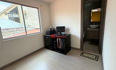 En Venta Casa con área verde en Av. de los Migrantes – Cuenca 📍