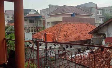 Di Jual rumah kost 2 lantai 12 kamar tidur lokasi strategis dekat mall, pasar dan stasiun di Kebayoran lama Jakarta Selatan