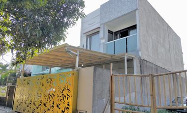 RUMAH CANTIK 3 LANTAI TENGAH KOTA STRATEGIS SIAP HUNI DI ARCAMANIK BANDUNG