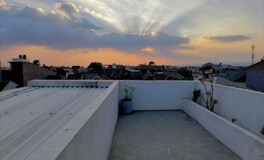 RUMAH CANTIK 3 LANTAI TENGAH KOTA STRATEGIS SIAP HUNI DI ARCAMANIK BANDUNG