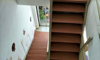 RUMAH CANTIK 3 LANTAI TENGAH KOTA STRATEGIS SIAP HUNI DI ARCAMANIK BANDUNG