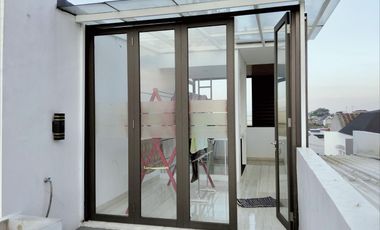 RUMAH CANTIK 3 LANTAI TENGAH KOTA STRATEGIS SIAP HUNI DI ARCAMANIK BANDUNG