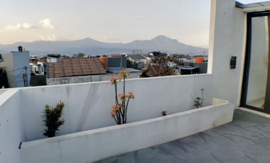 RUMAH CANTIK 3 LANTAI TENGAH KOTA STRATEGIS SIAP HUNI DI ARCAMANIK BANDUNG