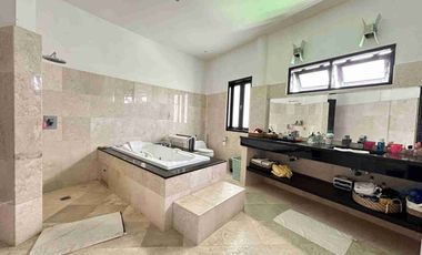 Luxury Vila Freehold  6 bedroom furnished view cantik di Nusa Dua
