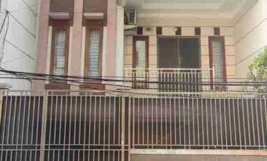 Dijual rumah  4 lantai 4+1  kamar tidur lokasi strategis dekat dari pusat perbelanjaan, tempat wisata dan kuliner di pedemangan jakarta utara