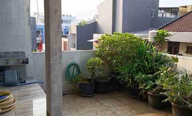 Dijual rumah  4 lantai 4+1  kamar tidur lokasi strategis dekat dari pusat perbelanjaan, tempat wisata dan kuliner di pedemangan jakarta utara