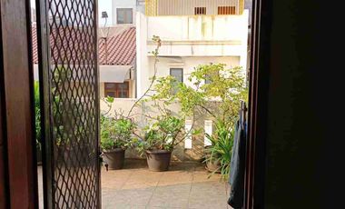 Dijual rumah  4 lantai 4+1  kamar tidur lokasi strategis dekat dari pusat perbelanjaan, tempat wisata dan kuliner di pedemangan jakarta utara