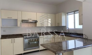 Renta Casa Puerta de Hierro 3 Niveles con Excedente de Terreno