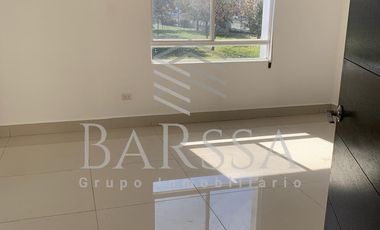 Renta Casa Puerta de Hierro 3 Niveles con Excedente de Terreno