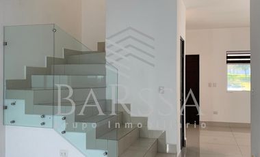 Renta Casa Puerta de Hierro 3 Niveles con Excedente de Terreno