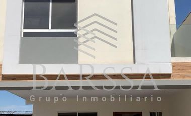 Renta Casa Puerta de Hierro 3 Niveles con Excedente de Terreno