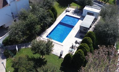 Renta Casa Puerta de Hierro 3 Niveles con Excedente de Terreno