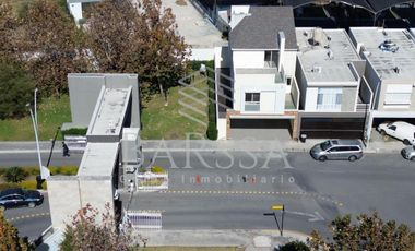 Renta Casa Puerta de Hierro 3 Niveles con Excedente de Terreno