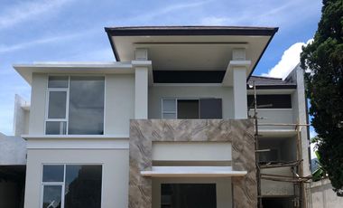 RUMAH MEWAH 2 LANTAI LINGKUNGAN ASRI SEJUK SIAP HUNI DI JAYAGIRI LEMBANG