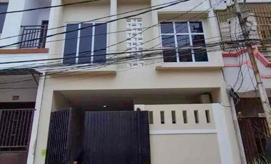 Dijual Rumah Baru 3 Lantai Row Jalan 2 Mobil di Jelambar