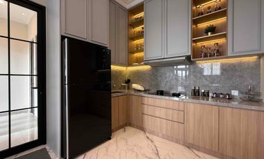 Hunian Eksklusif American Classic 3 Lantai Rooftop Dekat Tol Cijago Cibubur, Bekasi