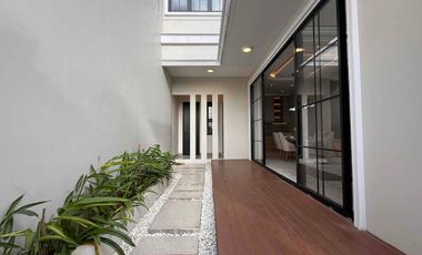 Hunian Eksklusif American Classic 3 Lantai Rooftop Dekat Tol Cijago Cibubur, Bekasi