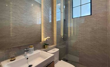 Hunian Eksklusif American Classic 3 Lantai Rooftop Dekat Tol Cijago Cibubur, Bekasi