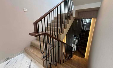 Hunian Eksklusif American Classic 3 Lantai Rooftop Dekat Tol Cijago Cibubur, Bekasi