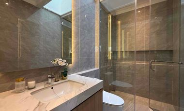 Hunian Eksklusif American Classic 3 Lantai Rooftop Dekat Tol Cijago Cibubur, Bekasi