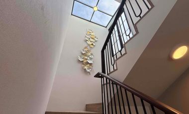 Hunian Eksklusif American Classic 3 Lantai Rooftop Dekat Tol Cijago Cibubur, Bekasi