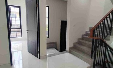 Rumah Baru 3Lantai Classic Modern, GRaha Family 4M-an
